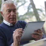 Peut-on porter des lentilles de contact quand on a plus de 50 ans ?