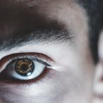 Comment se passe un essai de lentille de contact sur mesure ?