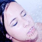 Faut-il garder vos lentilles de contact sous la douche ?