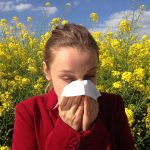 Comment anticiper la période des allergies au pollen pour les porteurs de lentilles de contact ? Conseils et produits recommandés
