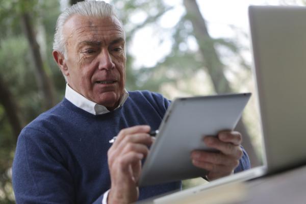 Peut-on porter des lentilles de contact quand on a plus de 50 ans ?