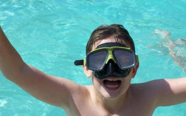 Dois je prendre des précautions pour ma prothèse oculaire lors de mes vacances ?