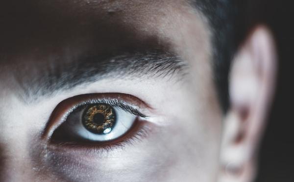 Comment se passe un essai de lentille de contact sur mesure ?