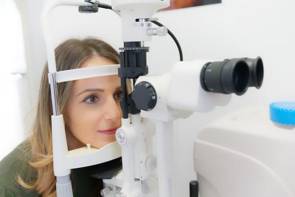 Pourquoi les porteurs de lentilles doivent-ils consulter régulièrement leur ophtalmologiste et leur adaptateur ?
