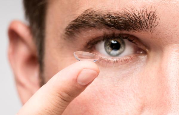 L'adaptation aux lentilles de contact personnalisées : un processus en deux étapes cruciales