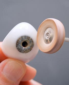 Comment enlever et remettre la prothèse oculaire pour la nettoyer ?