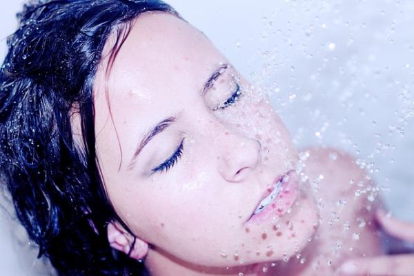 Faut-il garder vos lentilles de contact sous la douche ?