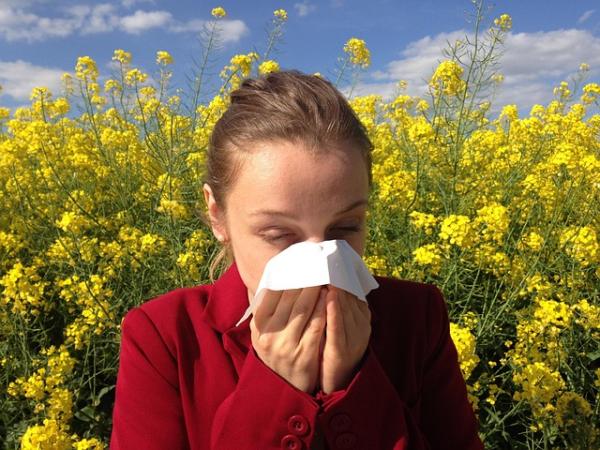 Comment anticiper la période des allergies au pollen pour les porteurs de lentilles de contact ? Conseils et produits recommandés