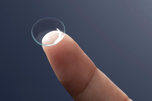 L’évolution des matériaux dans les lentilles de contact : du silicone à la bio-ingénierie