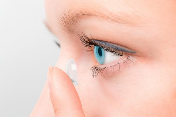 Comment choisir ses lentilles de contact en fonction de la fréquence de renouvellement ?