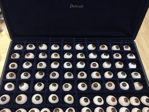 Prothèses oculaires ponçage